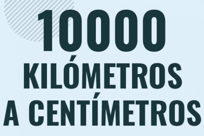 Profesor en pizarra explicando cuanto es 10000 kilometros en centimetros o como pasar de 10000 km a cm