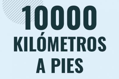 Profesor en pizarra explicando cuanto es 10000 kilometros en pies o como pasar de 10000 km a ft