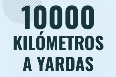 Profesor en pizarra explicando cuanto es 10000 kilometros en yardas o como pasar de 10000 km a yd