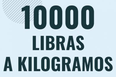 Profesor en pizarra explicando cuanto es 10000 libras en kilogramos o como pasar de 10000 lb a kg