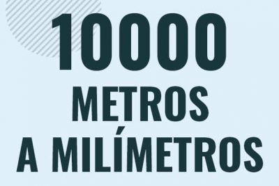 Profesor en pizarra explicando cuanto es 10000 metros en milimetros o como pasar de 10000 m a mm