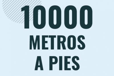 Profesor en pizarra explicando cuanto es 10000 metros en pies o como pasar de 10000 m a ft