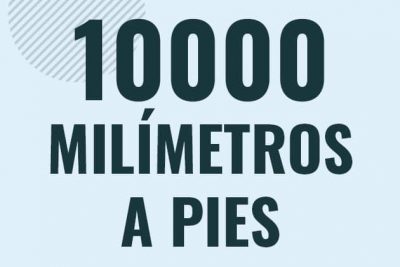 Profesor en pizarra explicando cuanto es 10000 milimetros en pies o como pasar de 10000 mm a ft
