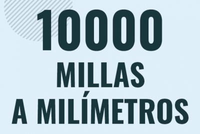 Profesor en pizarra explicando cuanto es 10000 millas en milimetros o como pasar de 10000 mi a mm