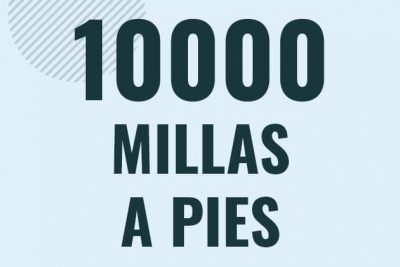 Profesor en pizarra explicando cuanto es 10000 millas en pies o como pasar de 10000 mi a ft