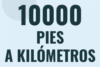 Profesor en pizarra explicando cuanto es 10000 pies en kilometros o como pasar de 10000 ft a km