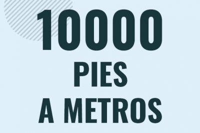 Profesor en pizarra explicando cuanto es 10000 pies en metros o como pasar de 10000 ft a m