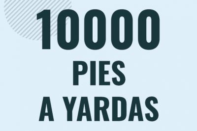Profesor en pizarra explicando cuanto es 10000 pies en yardas o como pasar de 10000 ft a yd