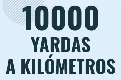 Profesor en pizarra explicando cuanto es 10000 yardas en kilometros o como pasar de 10000 yd a km