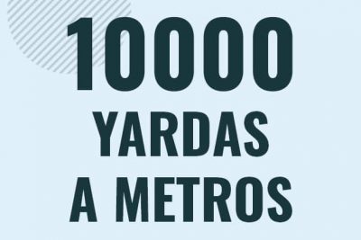 Profesor en pizarra explicando cuanto es 10000 yardas en metros o como pasar de 10000 yd a m