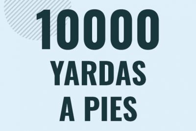 Profesor en pizarra explicando cuanto es 10000 yardas en pies o como pasar de 10000 yd a ft