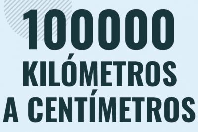 Profesor en pizarra explicando cuanto es 100000 kilometros en centimetros o como pasar de 100000 km a cm