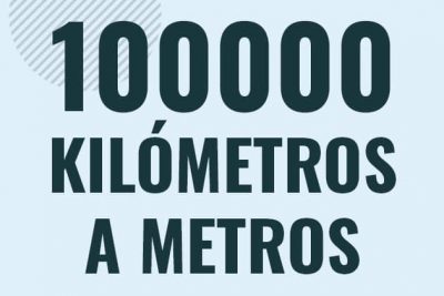 Profesor en pizarra explicando cuanto es 100000 kilometros en metros o como pasar de 100000 km a m