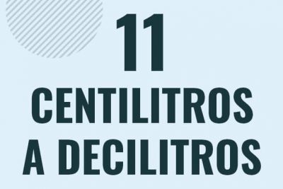 Profesor en pizarra explicando cuanto es 11 centilitros en decilitros o como pasar de 11 cl a dl