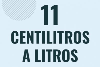 Profesor en pizarra explicando cuanto es 11 centilitros en litros o como pasar de 11 cl a l