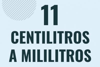 Profesor en pizarra explicando cuanto es 11 centilitros en mililitros o como pasar de 11 cl a ml