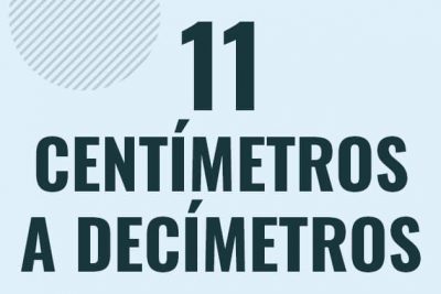 Profesor en pizarra explicando cuanto es 11 centimetros en decimetros o como pasar de 11 cm a dm