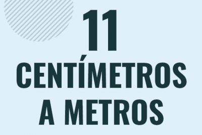 Profesor en pizarra explicando cuanto es 11 centimetros en metros o como pasar de 11 cm a m