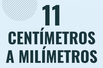 Profesor en pizarra explicando cuanto es 11 centimetros en milimetros o como pasar de 11 cm a mm