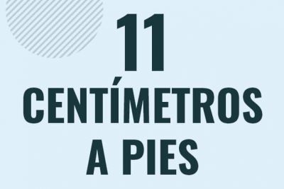 Profesor en pizarra explicando cuanto es 11 centimetros en pies o como pasar de 11 cm a ft