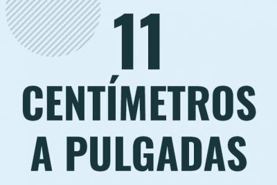 Profesor en pizarra explicando cuanto es 11 centimetros en pulgadas o como pasar de 11 cm a in