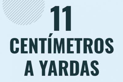 Profesor en pizarra explicando cuanto es 11 centimetros en yardas o como pasar de 11 cm a yd