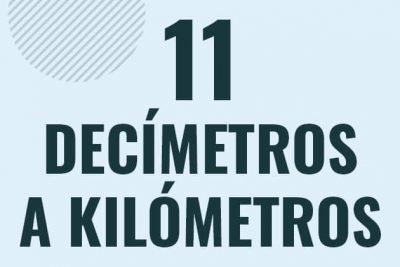 Profesor en pizarra explicando cuanto es 11 decimetros en kilometros o como pasar de 11 dm a km