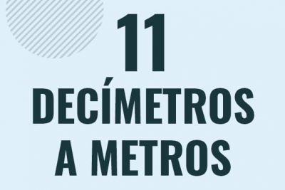 Profesor en pizarra explicando cuanto es 11 decimetros en metros o como pasar de 11 dm a m