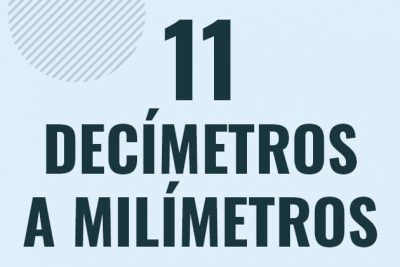 Profesor en pizarra explicando cuanto es 11 decimetros en milimetros o como pasar de 11 dm a mm