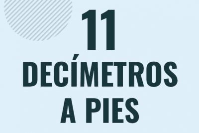Profesor en pizarra explicando cuanto es 11 decimetros en pies o como pasar de 11 dm a ft