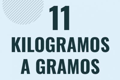 Profesor en pizarra explicando cuanto es 11 kilogramos en gramos o como pasar de 11 kg a g