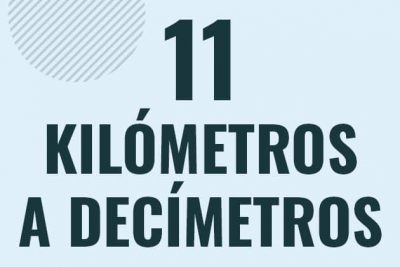 Profesor en pizarra explicando cuanto es 11 kilometros en decimetros o como pasar de 11 km a dm