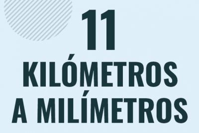 Profesor en pizarra explicando cuanto es 11 kilometros en milimetros o como pasar de 11 km a mm