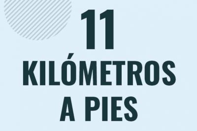 Profesor en pizarra explicando cuanto es 11 kilometros en pies o como pasar de 11 km a ft