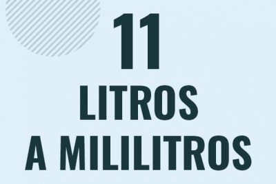 Profesor en pizarra explicando cuanto es 11 litros en mililitros o como pasar de 11 l a ml