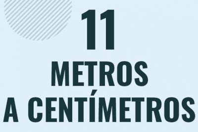 Profesor en pizarra explicando cuanto es 11 metros en centimetros o como pasar de 11 m a cm