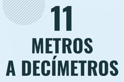 Profesor en pizarra explicando cuanto es 11 metros en decimetros o como pasar de 11 m a dm