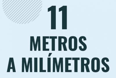 Profesor en pizarra explicando cuanto es 11 metros en milimetros o como pasar de 11 m a mm