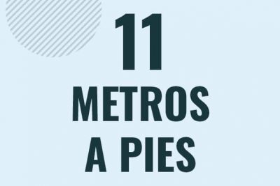Profesor en pizarra explicando cuanto es 11 metros en pies o como pasar de 11 m a ft