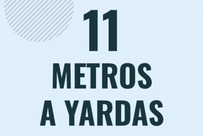 Profesor en pizarra explicando cuanto es 11 metros en yardas o como pasar de 11 m a yd