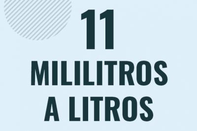 Profesor en pizarra explicando cuanto es 11 mililitros en litros o como pasar de 11 ml a l