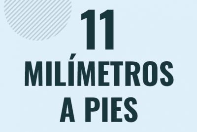 Profesor en pizarra explicando cuanto es 11 milimetros en pies o como pasar de 11 mm a ft