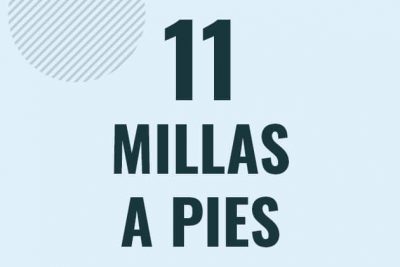 Profesor en pizarra explicando cuanto es 11 millas en pies o como pasar de 11 mi a ft