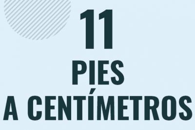 Profesor en pizarra explicando cuanto es 11 pies en centimetros o como pasar de 11 ft a cm