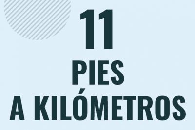 Profesor en pizarra explicando cuanto es 11 pies en kilometros o como pasar de 11 ft a km