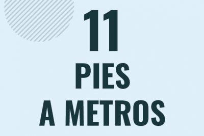 Profesor en pizarra explicando cuanto es 11 pies en metros o como pasar de 11 ft a m