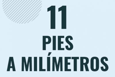 Profesor en pizarra explicando cuanto es 11 pies en milimetros o como pasar de 11 ft a mm