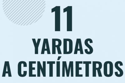 Profesor en pizarra explicando cuanto es 11 yardas en centimetros o como pasar de 11 yd a cm
