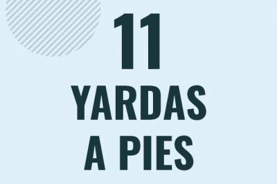 Profesor en pizarra explicando cuanto es 11 yardas en pies o como pasar de 11 yd a ft
