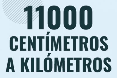 Profesor en pizarra explicando cuanto es 11000 centimetros en kilometros o como pasar de 11000 cm a km